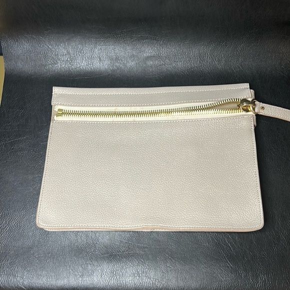 👜 India Hicks Big Zipper Leather Clutch – Taupe Pebbled Leather - Picture 5 of 9